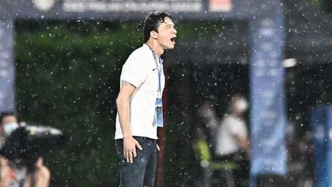 他要去实践他的父母从未实现的梦想和愿望……自恋地位的最脆弱点，即不断地被现实逼迫的不朽的自我，惟有透过逃向孩童而获致安全感。